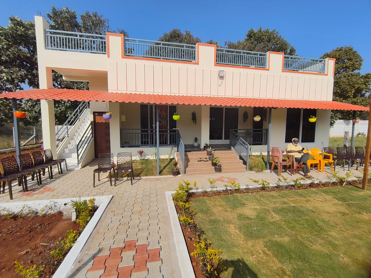 Serene Cottage Yelagiri full front view with lawn