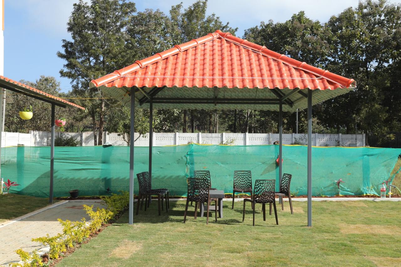 Gazebo and outdoor lawn at Serene Cottage